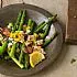 Recept Aspergesalade met ei, kappertjes, radijsjes en bieslook