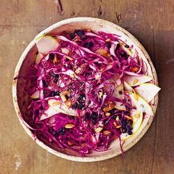 Tip: Koolsalade van rode kool met appel, krenten en zonnebloempitjes