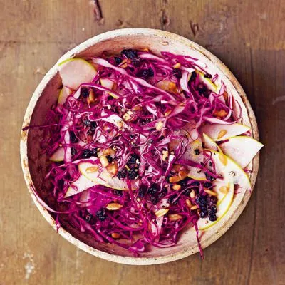 Koolsalade van rode kool met appel, krenten en zonnebloempitjes