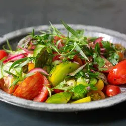 Tip: Tomatensalade met komkommer, verse kruiden en rode ui