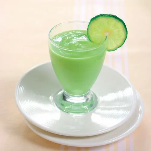 Smoothie met ananas, avocado en limoen