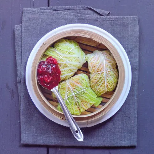 Groene kool pakketjes met gerookte schelvis en rode-bessensaus