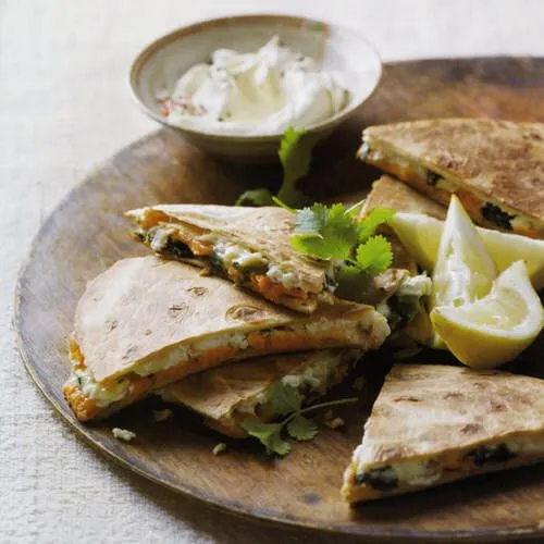 Quesadilla's met zoete aardappel, spinazie en geitenkaas