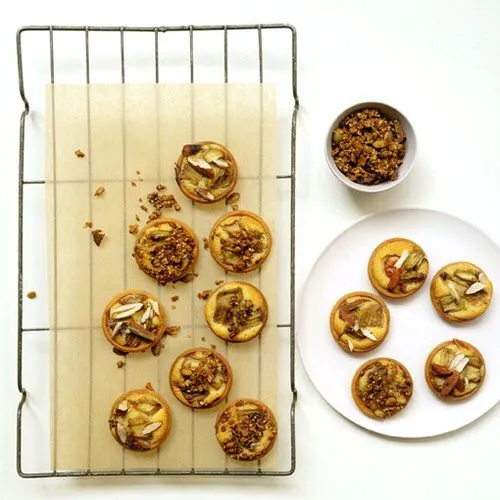 Tarteletjes met rabarber en amandelen