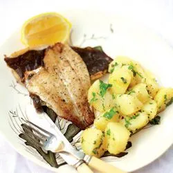 Tip: Tongschar met peterselieboter en aardappelen