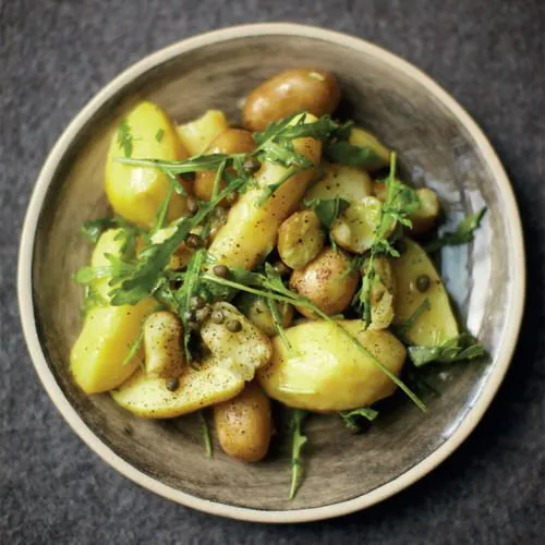 Warme aardappelsalade met kappertjes en rucola