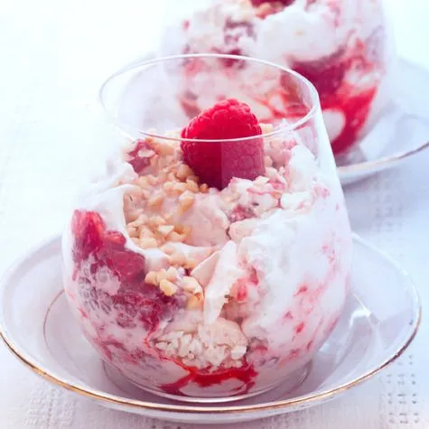 Eton mess met frambozen en hazelnoten