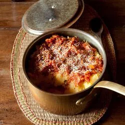 Tip: Laagjes polenta met groentesaus