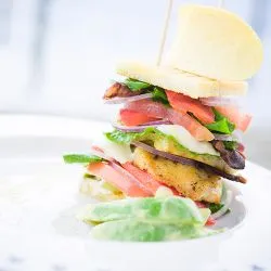 Tip: Clubsandwich met kip en advocadodressing
