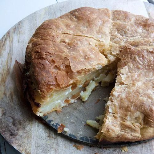 Aardappeltaart met een deksel van bladerdeeg