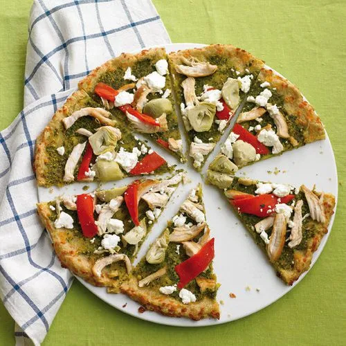 Pizza met kip, paprika, artisjokharten en pesto