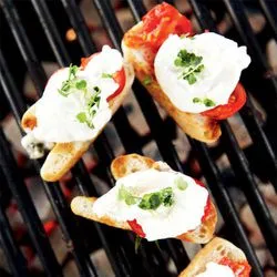Tip: Bruschetta met mozzarella en gepofte kerstomaatjes