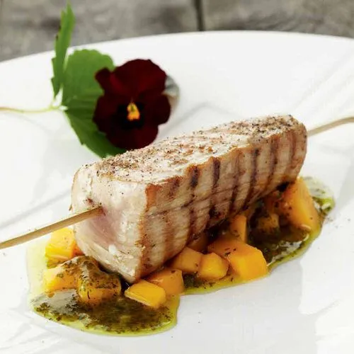 Gegrilde tonijn met mango- en papajadobbelsteentjes