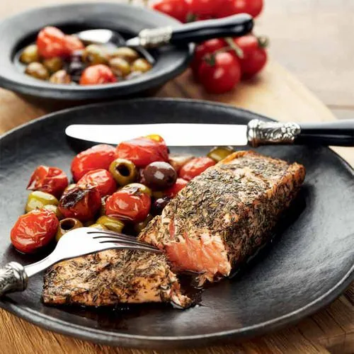 Zalm met warme olijven en tomaatjes