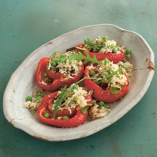 Paprika's gevuld met rijst, tomaten en tuinkruiden