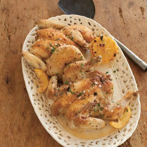 Piepkuikens met knoflook en tahinsaus
