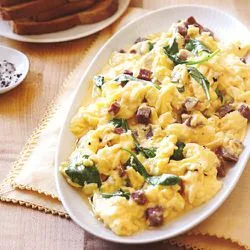 Tip: Roerei met salami en rucola