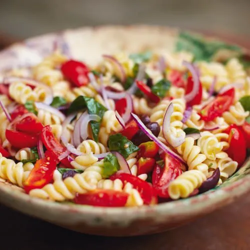 Fusilli met trostomaatjes en olijven