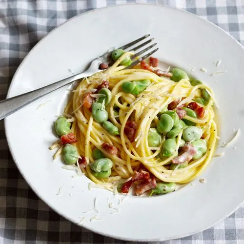 Spaghetti met jonge tuinbonen en spekjes