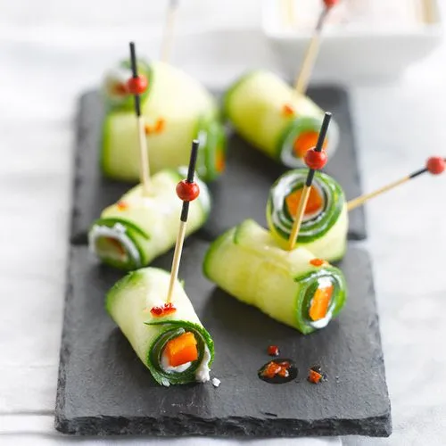 Courgetterolletjes met geitenkaas en chilidressing