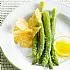 Groene asperges met parmezaankrokantjes en citroendressing