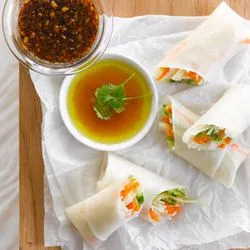 Tip: Vegetarische loempia's met twee dipsausjes