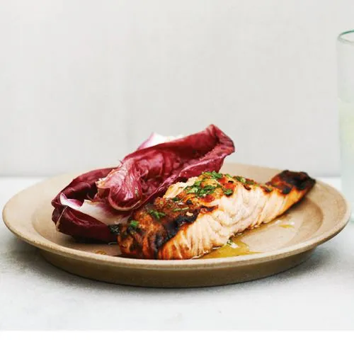 Gegrilde zalm met een vinaigrette met gegrilde citroen