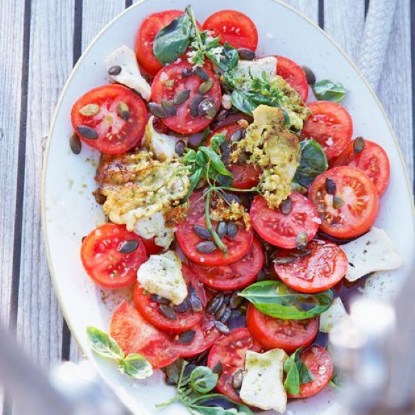 Tomatensalade met geitenkaas en pompoenpitten recept okoko recepten