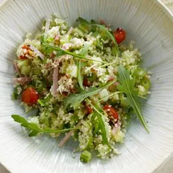 Tip: Tabouleh met rucola, zongedroogde tomaat en ham