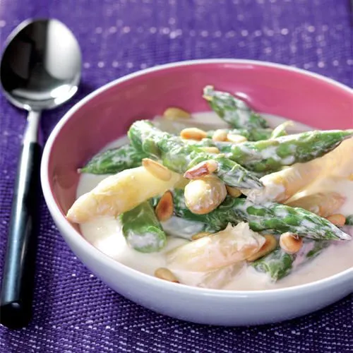 Salsa van witte en groene asperges