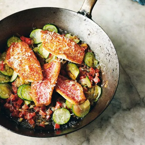 Mulfilets met courgettes, tomaten en pecorino