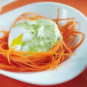 Gepocheerd ei met basilicumdressing