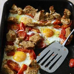 Tip: Tomaten met eieren en brood uit de oven