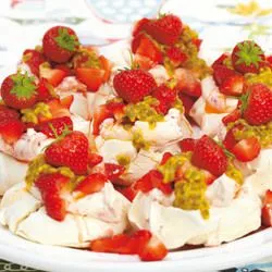 Tip: Mini-pavlova's met aardbeien en passievrucht
