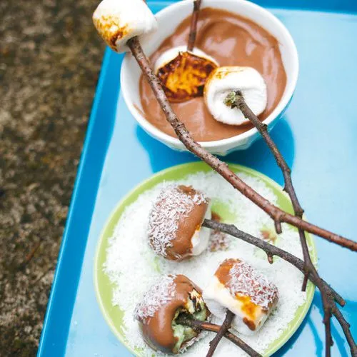 Geroosterde marshmallows met warme chocoladesaus