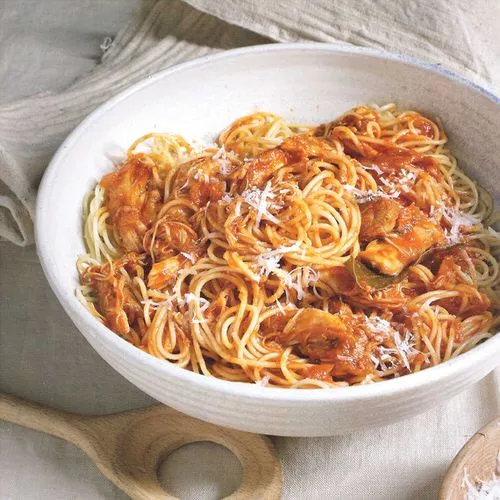 Spaghetti met gesmoorde kippendij