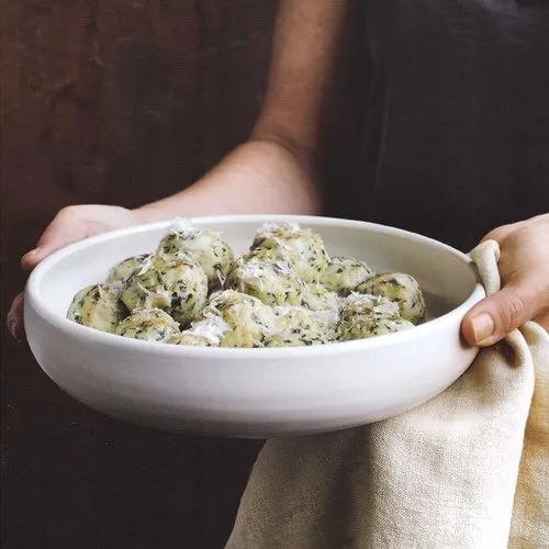 Spinazie- en broodknoedels met gruyère