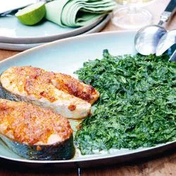 Tip: Pittige zalm met in de oven gegaarde spinazie
