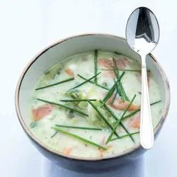 Tip: Slasoep met gerookte zalm en bieslook