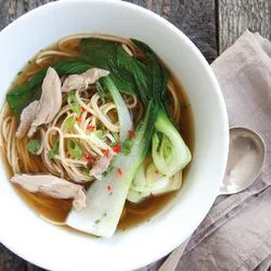 Tip: Kippensoep met noedels van Annabel Langbein