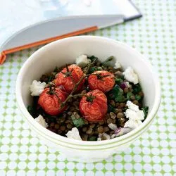 Tip: Linzensalade met geroosterde tomaatjes en feta