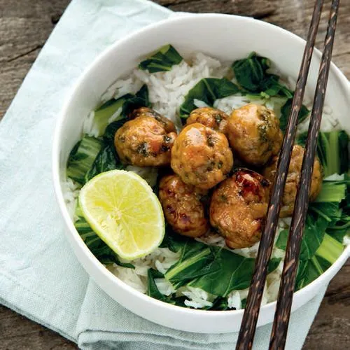 Rijst met teriyaki kipgehaktballetjes en paksoi