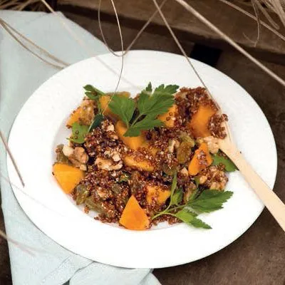 Salade met rode quinoa en kakivrucht