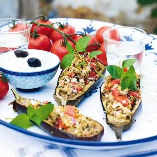 Met bulgur gevulde aubergines met tzatziki