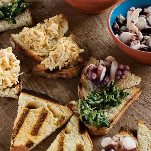 Toast met octopus, krab en rucola