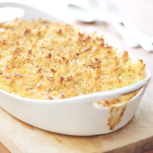 Macaroni met kaas en broodkruim