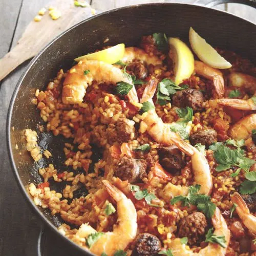 Snelle paella met garnalen en chorizo