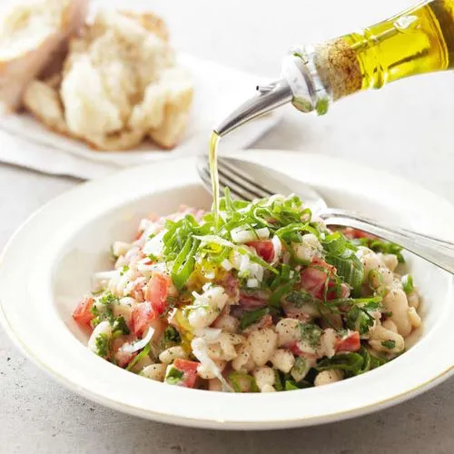 Witte bonen salade met lente-ui, tomaten en kruiden