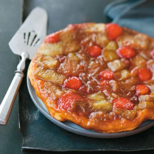Tarte Tatin met rabarber en aardbeien