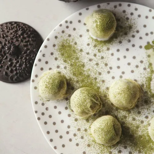 Chocoladetruffels van witte chocolade en groene thee